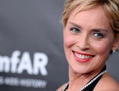 H Σάρον Στόουν χωρίς ίχνος κυτταρίτιδας με μπότες πάνω από το γόνατο και κορμάκι (βίντεο)